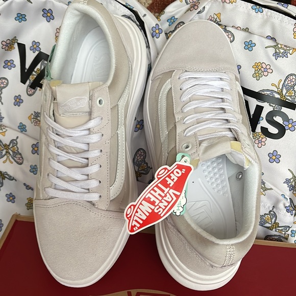 Vans Men’s Old Skool Over
Light Grey/White
VN0A7Q5ELGX
Platforms Sneakers - Picture 13 of 16